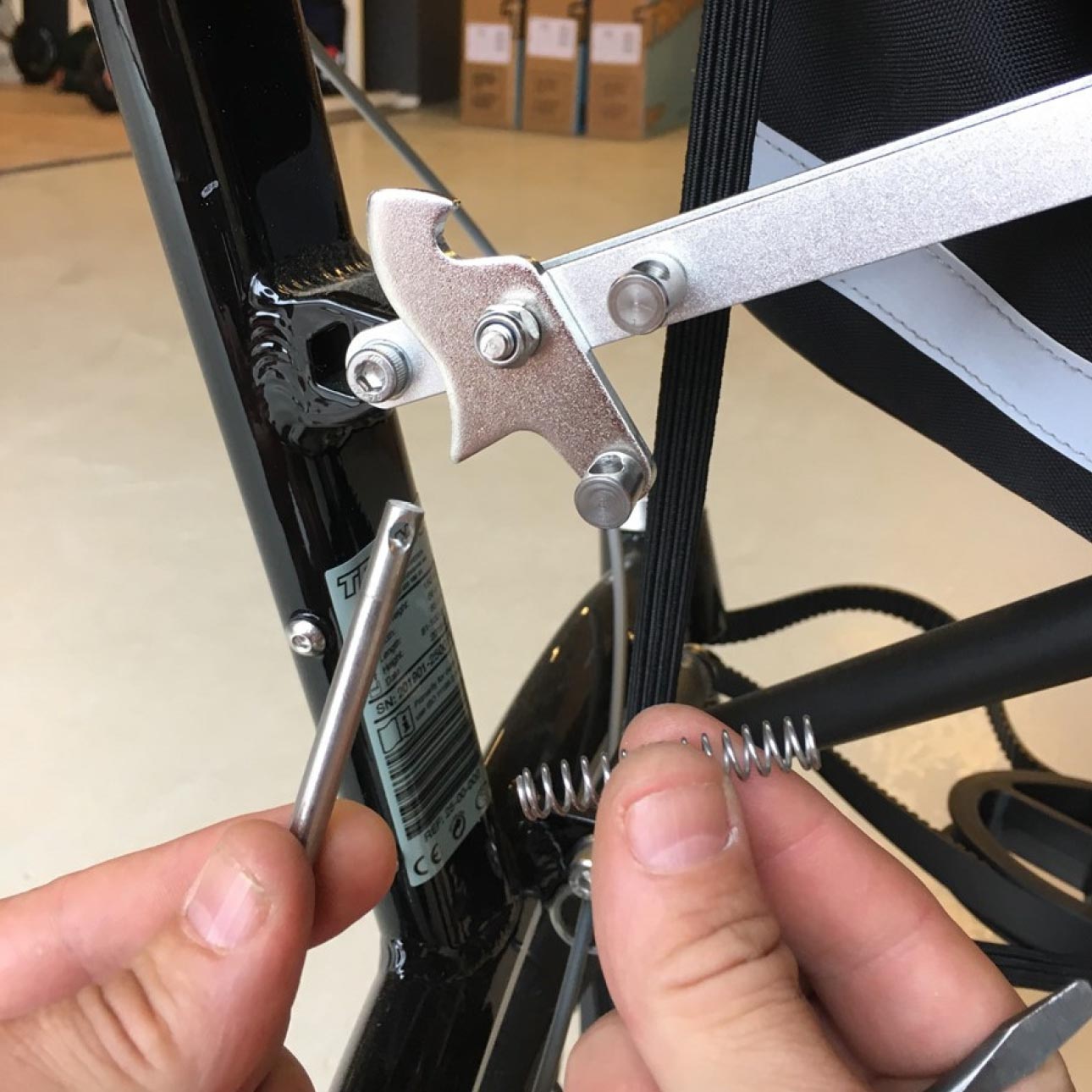 Enroulez le support avant autour du tube supérieur du cadre.